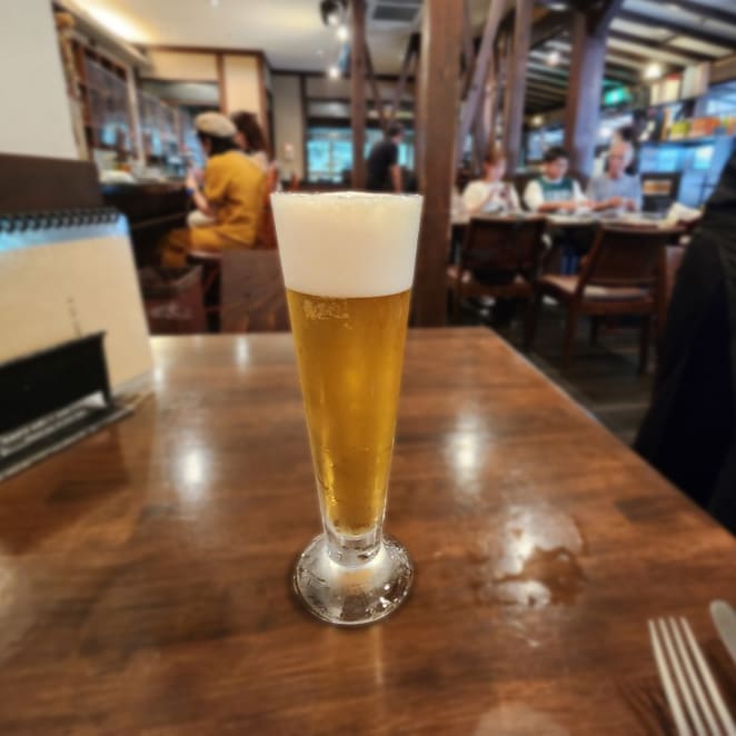 「福生のビール小屋」の季節のビールがテーブルに置かれた写真。